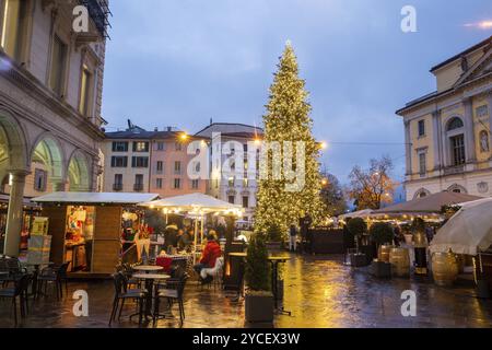 Sapin de Noël à Lugano, au centre-ville de la place de la réforme (Piazza della Riforma) bientôt, diskoteque commence (en décembre 9-10, les gens-heureux! Café en plein air Banque D'Images