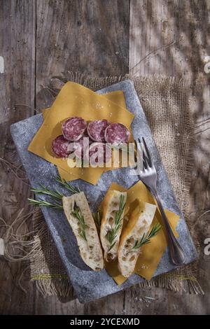 Présentation de la focaccia typique et du salami toscan Banque D'Images