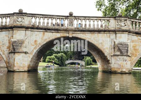 CAMBRIDGE, Royaume-Uni, 11 AOÛT 2015 : punting sur la rivière Cam. Certaines entreprises et étudiants embauchent des punts pour les visiteurs et les touristes. Cambridge est une université c Banque D'Images