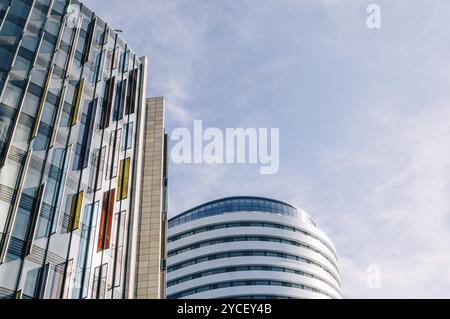 LONDRES, Royaume-Uni, 22 AOÛT 2015 : vue à angle bas des immeubles de bureaux modernes à Londres Banque D'Images