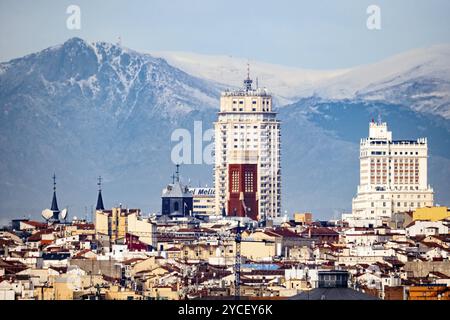 Madrid, Espagne, 8 janvier 2022 : paysage urbain panoramique de Madrid. Vue sur la chaîne de montagnes de Guadarrama, Europe Banque D'Images