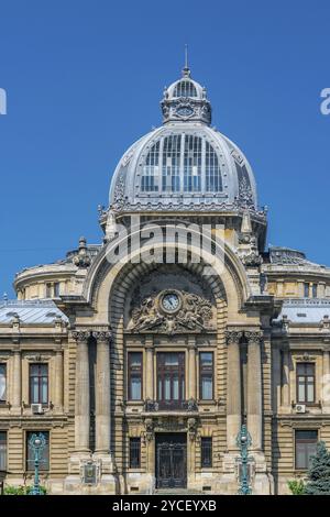 Palais du bâtiment des dépôts et des consignations à Bucarest, Roumanie. CEC Palace sur une journée d'été ensoleillée avec un ciel bleu à Bucarest, Roumanie, Europe Banque D'Images