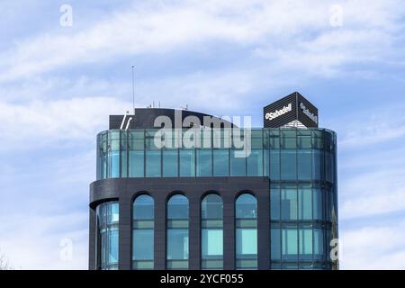 Madrid, Espagne, 24 septembre 2022 : immeuble de bureaux sur la place Emilio Castelar, avenue Castellana. Façade en pierre et verre. Siège social de Sabadell Bank, Banque D'Images