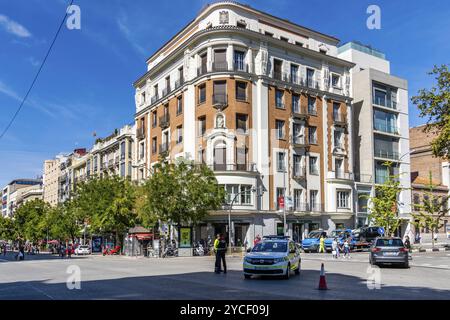 Madrid, Espagne, 26 septembre 2021 : des policiers surveillent le parcours d'une course dans les rues d'une ville. Madrid Maraton, Europe Banque D'Images