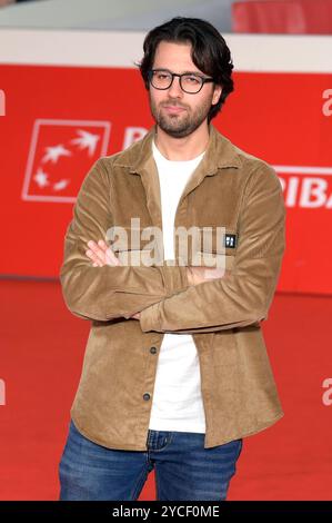 Paolo Strippoli BEI der Premiere des Kinofilms Longlegs auf dem 19. Internationalen Filmfestival von ROM / Festa del Cinema di Roma 2024 im Auditorium Parco della Musica. ROM, 22.10.2024 *** Paolo Strippoli à l'avant-première du long métrage Longlegs au 19e Festival international du film de Rome Festa del Cinema di Roma 2024 à l'Auditorium Parco della Musica Rome, 22 10 2024 Foto:XA.XM.xTinghinox/xFuturexImagex Longlegs 4018 Banque D'Images