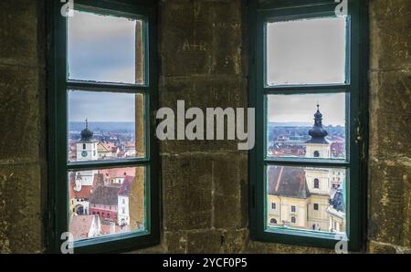 Tour du conseil de Sibiu et église catholique romaine de la Sainte Trinité vue de l'église évangélique Banque D'Images