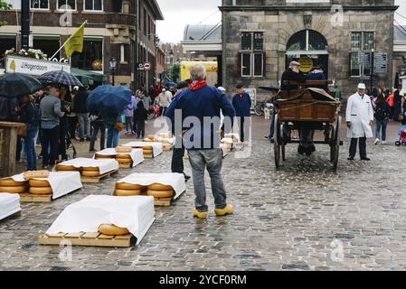 Gouda, pays-Bas, 4 août 2016 : marché au fromage Gouda. Il reste un spectacle au cœur de l?industrie fromagère hollandaise, avec ses rituels et néerlandais Banque D'Images