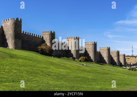 Les murs romains d'Avila une journée d'été ensoleillée. Espagne Banque D'Images