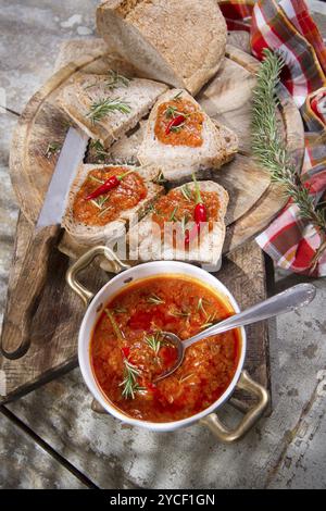 Pain bruschetta à la tomate et la sauce chili et intégral Banque D'Images