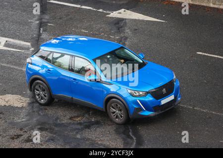 Blue peugeot 2008 suv conduite sur une route asphaltée Banque D'Images