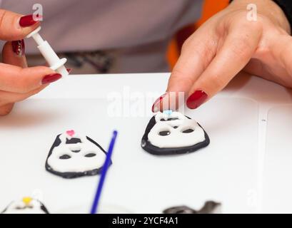 Leçon de pâtisserie, travail sur les figures d'Halloween avec pâte fondante ou pâte à sucre Banque D'Images