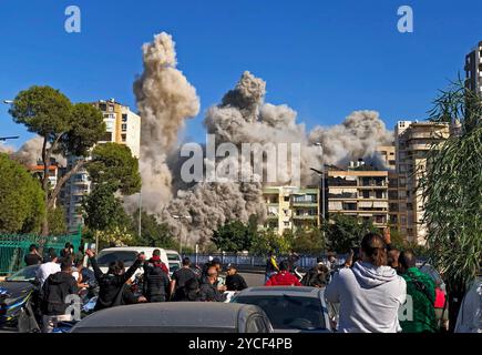 Beyrouth, Liban. 22 octobre 2024. De la fumée s'échappe d'un bâtiment après une frappe aérienne israélienne dans la banlieue sud de Beyrouth, Liban, 22 octobre 2024. Le bilan des frappes aériennes israéliennes sur le Liban depuis le début du conflit israélo-Hezbollah a atteint 2 530 morts, avec jusqu'à 11 803 blessés, selon un rapport publié mardi par l'unité de gestion des risques de catastrophe au Conseil des ministres libanais. Crédit : Bilal Jawich/Xinhua/Alamy Live News Banque D'Images