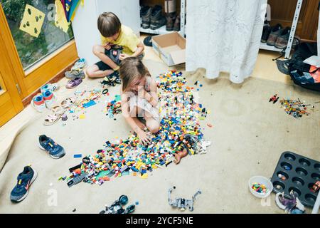 Les enfants jouent au Lego Banque D'Images