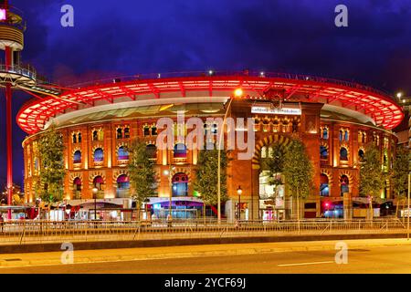 Vieux bâtiment Arena à Barcelone, Catalogne, Espagne. Vue de nuit. Banque D'Images