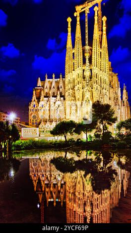 Barcelone, Espagne - 02 SEPTEMBRE : Sagrada Familia,belle et majestueuse piscine vue sur Septembre 02, 2014 à Barcelone, Espagne. Conçu par Antoni G Banque D'Images