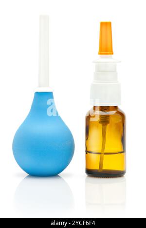 Bouteille de spray nasal et médicaux en caoutchouc avec une pointe de poire sur fond blanc Banque D'Images