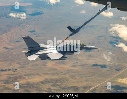 Richard Gonzales, photographe aérien civil de la base aérienne d'Edwards, effectue une mission de chasse photo à l'arrière du F-16D 90-840 le 27 juin 2024. Photographe aérien Banque D'Images