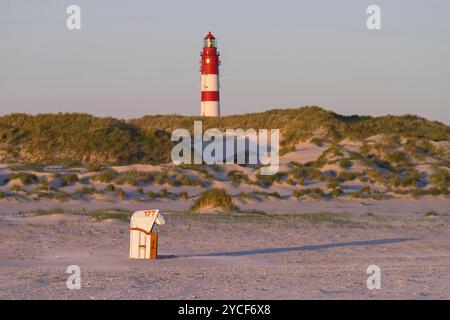 Chaise de plage et phare d'Amrum dans les dunes, lumière du soir, île d'Amrum, parc national de la mer des Wadden du Schleswig-Holstein, Allemagne, Schleswig-Holstein, côte de la mer du Nord Banque D'Images