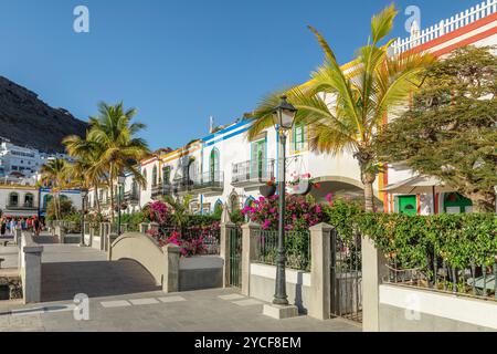 Promenade au port, Puerto de Mogan, Gran Canaria, Îles Canaries, Espagne Banque D'Images