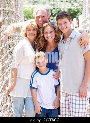 Portrait de famille sur le pont suspendu Banque D'Images