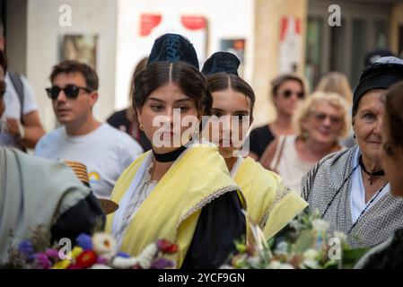 Femmes en costume traditionnel à Arles, Provence-Alpes-Côte d'Azur, France Banque D'Images