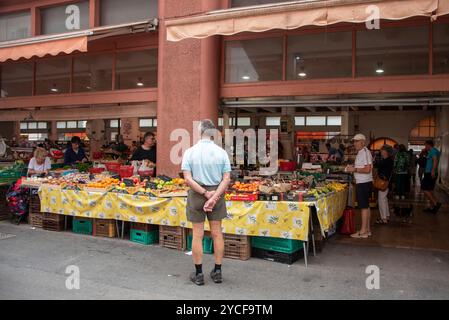 Marché traditionnel de fruits et légumes Marche Forville à Cannes, Provence-Alpes-Côte d'Azur, France Banque D'Images