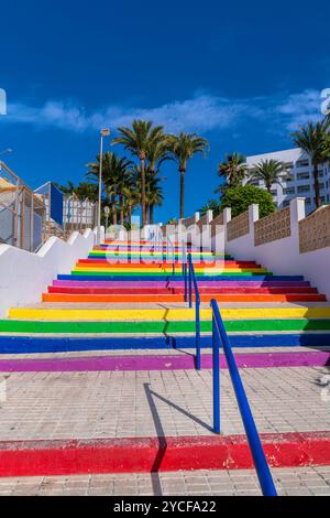 Rainbow Steps Nerja Espagne attraction touristique colorée plage de Torrecilla avec des palmiers Banque D'Images