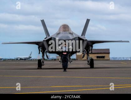 Lee Cutshaw, un aviateur senior de l'US Air Force, un technicien en équipement de vol affecté à l'équipe de démonstration du F-35, marshale le F-35A Li de l'USAF Banque D'Images