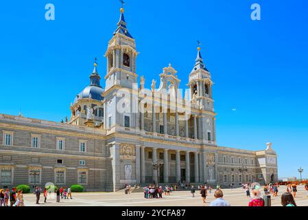 Madrid, Espagne - Juin 05, 2017 : la cathédrale Almudena (Catedral de Santa Maria la Real de la Almudena) de l'autre côté du Palais Royal de Madrid. S Banque D'Images