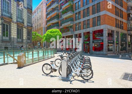 Madrid, Espagne - Juin 05, 2017 : Square Plaza Ramales de Madrid dans le centre-ville avec des vélos dans le parking, stantion de vélo. Banque D'Images