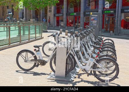 Madrid, Espagne - Juin 05, 2017 : Square Plaza Ramales de Madrid dans le centre-ville avec des vélos dans le parking, stantion de vélo. Banque D'Images