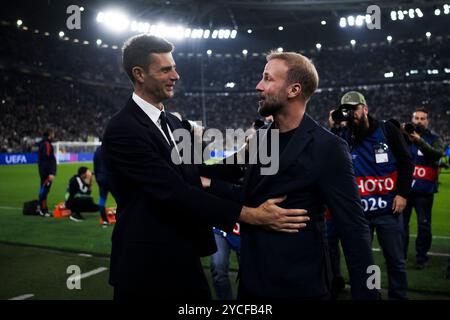 Turin, Italie. 22 octobre 2024. Thiago Motta, entraîneur-chef de la Juventus FC, embrasse Sebastian Hoeness, entraîneur-chef du VfB Stuttgart, avant le match de football de la phase 2024/25 de l'UEFA Champions League entre la Juventus FC et le VfB Stuttgart. Crédit : Nicolò Campo/Alamy Live News Banque D'Images