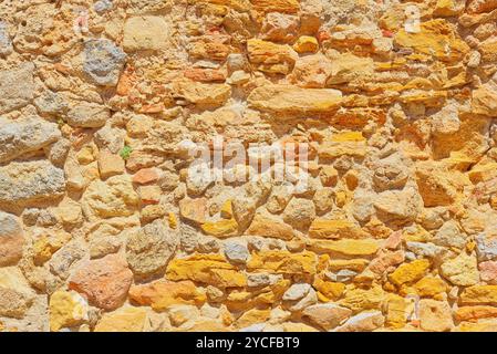 La texture du mur de pierre dans la vieille ville espagnole. Banque D'Images