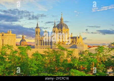 Vue panoramique sur le Palais Royal (Palacio Real) dans la capitale de l'Espagne - belle ville de Madrid une vue à vol d'oiseau. L'Espagne. Banque D'Images