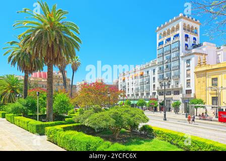 Séville, Espagne - Juin 08, 2017 : rues du centre-ville de Séville - la ville est la capitale et la plus grande ville de la communauté autonome d'Andalousie et Banque D'Images