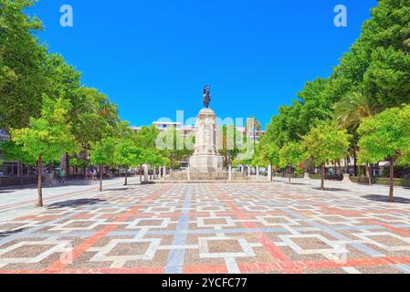 Séville, Espagne- 08 juin 2017 : Nouvelle place (Plaza Nueva) et monument de Fernando III le Saint (Fernando III El Santo) à Séville, Espagne. Banque D'Images