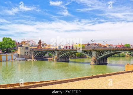 Séville, Espagne - Juin 08, 2017 : vue sur le centre-ville de Séville et Guadalquivir River Promenade. L'Espagne. Banque D'Images