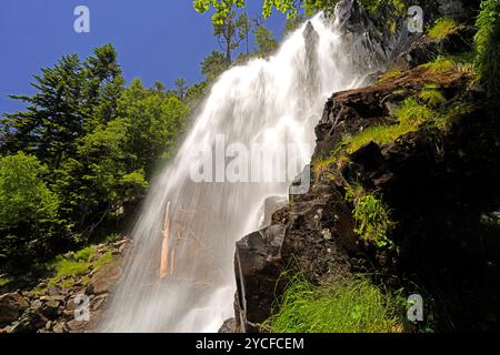 La cascade Cascada de Ratera dans le parc national Aigüestortes i Estany de Sant Maurici, Catalogne, Espagne, Europe Banque D'Images