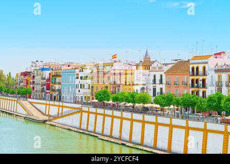 Séville, Espagne - Juin 08, 2017 : vue depuis la côte du Guadalquivir au quartier de Triana de Séville. L'Espagne. Banque D'Images