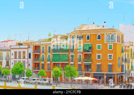 Séville, Espagne - Juin 08, 2017 : vue depuis la côte du Guadalquivir au quartier de Triana de Séville. L'Espagne. Banque D'Images