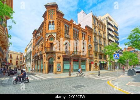 Séville, Espagne - Juin 08, 2017 : rues du centre-ville de Séville - la ville est la capitale et la plus grande ville de la communauté autonome d'Andalousie et Banque D'Images