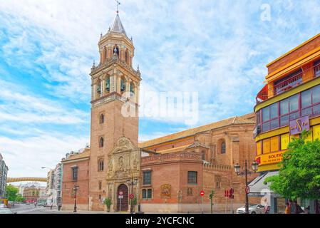 Séville, Espagne - Juin 08, 2017 : Eglise Saint-Pierre (église San Pedro ) près de Metropol Parasol, dans le vieux quartier de Séville, Espagne. Banque D'Images