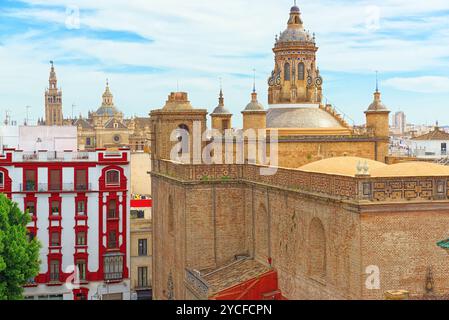 Église de l'Annonciation (Iglesia de la Anunciacion) vue de la plate-forme d'observation Metropol Parasol localement, également connu sous le nom de Las Setas. L'Espagne. Banque D'Images