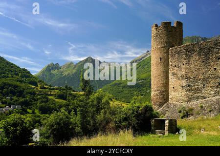 Les ruines du château de Chäteau Sainte-Marie à Esterre et le paysage montagneux près de Luz-Saint-Sauveur, Pyrénées, France, Europe Banque D'Images