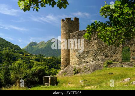 Les ruines du château de Chäteau Sainte-Marie à Esterre et le paysage montagneux près de Luz-Saint-Sauveur, Pyrénées, France, Europe Banque D'Images