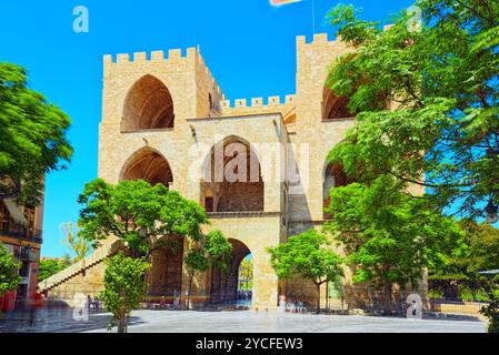 Vue arrière de porte ou Chambres Chambres Tours (Torres de Serranos, Porta de chambres) est l'une des 12 portes qui faisaient partie de l'ancienne ville wal Banque D'Images