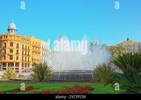 Valence, Espagne - Juin 13, 2017 : Fontaine sur le Modernisme Plaza de l'Hôtel de ville de Valence, Place de la mairie (Plaza du modernisme de l'Hôtel de Ville de Val Banque D'Images