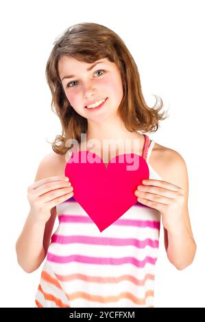 Cute smiling girl in bright dress holding valentine cœur fait de papier rouge Banque D'Images