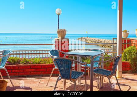 Vue de la digue et la promenade dans la petite station balnéaire de Sitges, en banlieue de Barcelone.L'Espagne. Banque D'Images