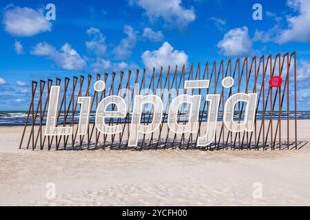 Liepaja signe au-dessus d'un beau ciel sur une plage de sable blanc, logo de la plus grande ville de la région de Courlande sur la mer Baltique, point touristique Banque D'Images